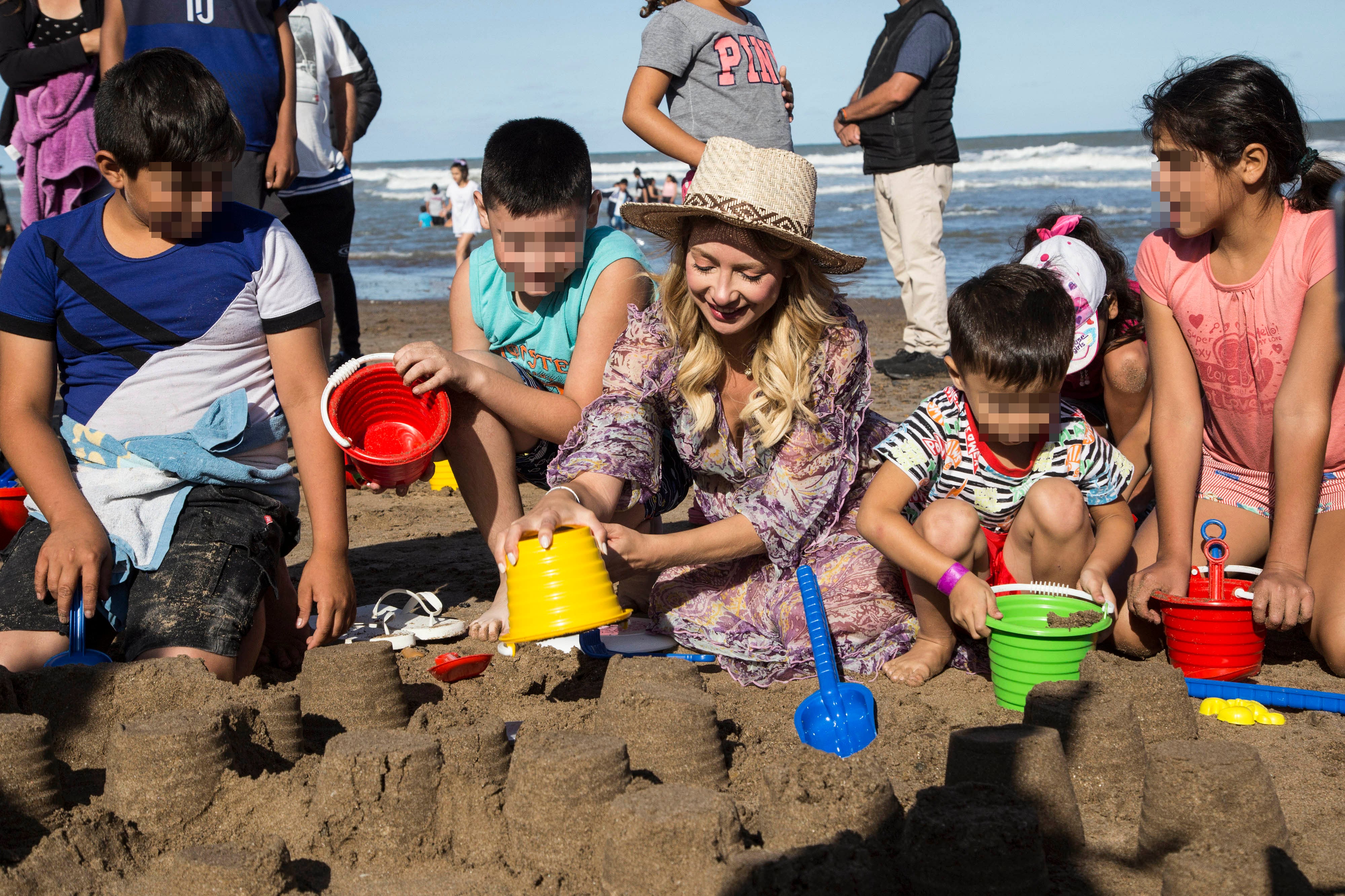 Los niños fueron recibidos en Chapadmalal por Fabiola Yáñez.