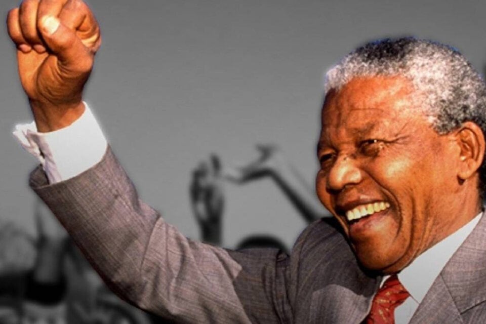 Nelson Mandela puño en alto.
