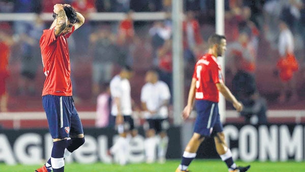 Los jugadores de Independiente se van a los vestuarios. La derrota complica su camino en la Libertadores.