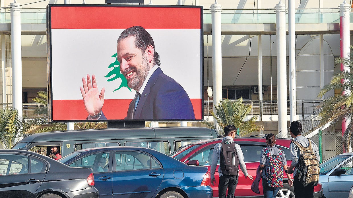 Carteles en Beirut muestran la imagen de Hariri, quien fue invitado por Macron a una estadía en Francia.