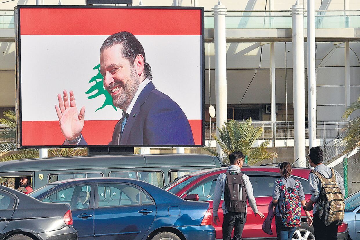 Carteles en Beirut muestran la imagen de Hariri, quien fue invitado por Macron a una estadía en Francia.