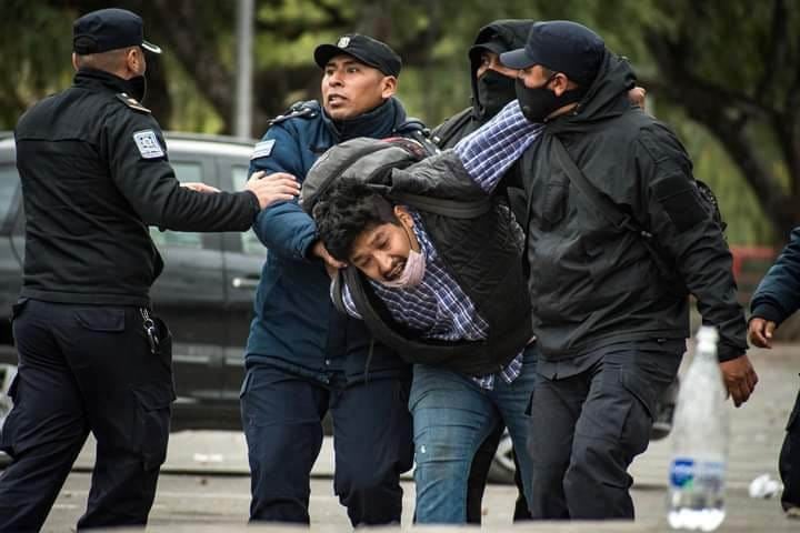Néstor Mendoza en el momento de la detención. 