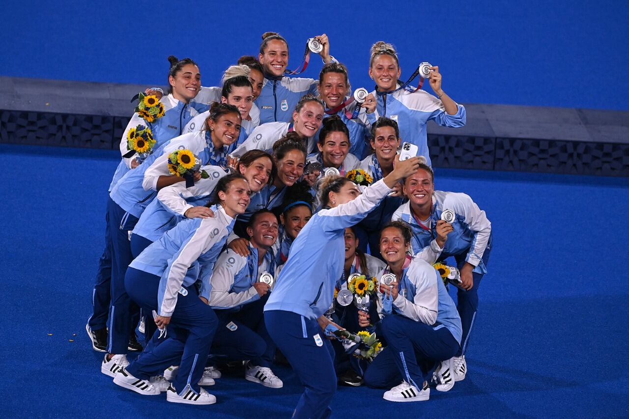 Las Leonas posan con su medalla de plata de Tokio 2020.