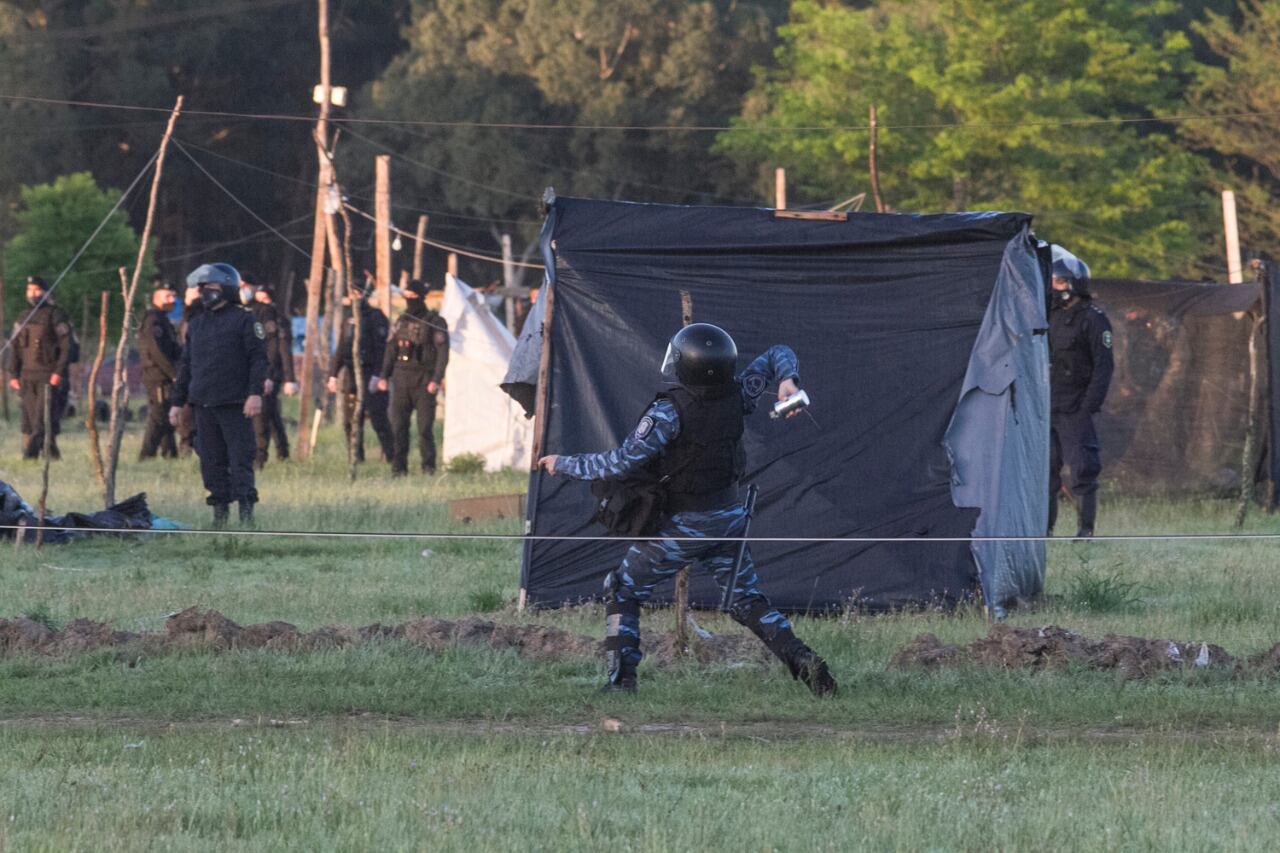Las fotos tomadas por Página/12 el día del operativo contradicen los dichos del ministro.