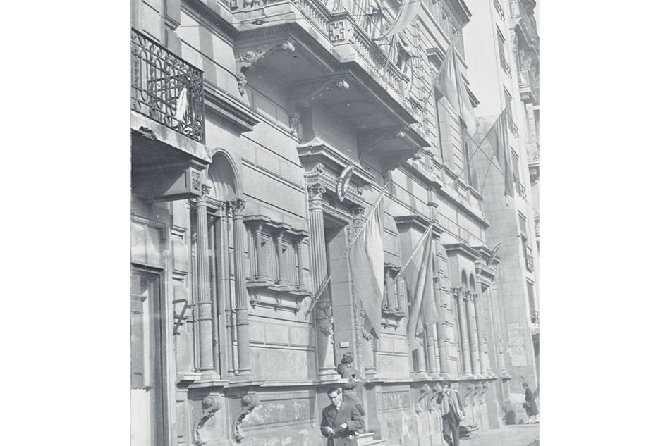 Fachada de la Facultad de Filosofía y Letras en la calle Viamonte, años 50.