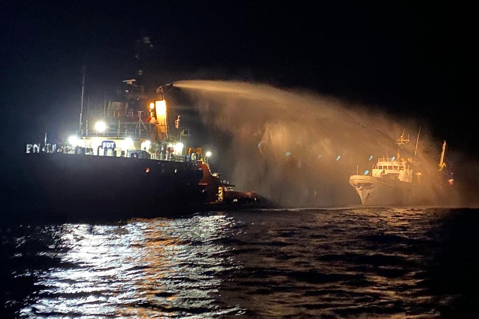 Un remolcador se acercó al buque 'Conscience' para extinguir el incendio desatado por el ataque