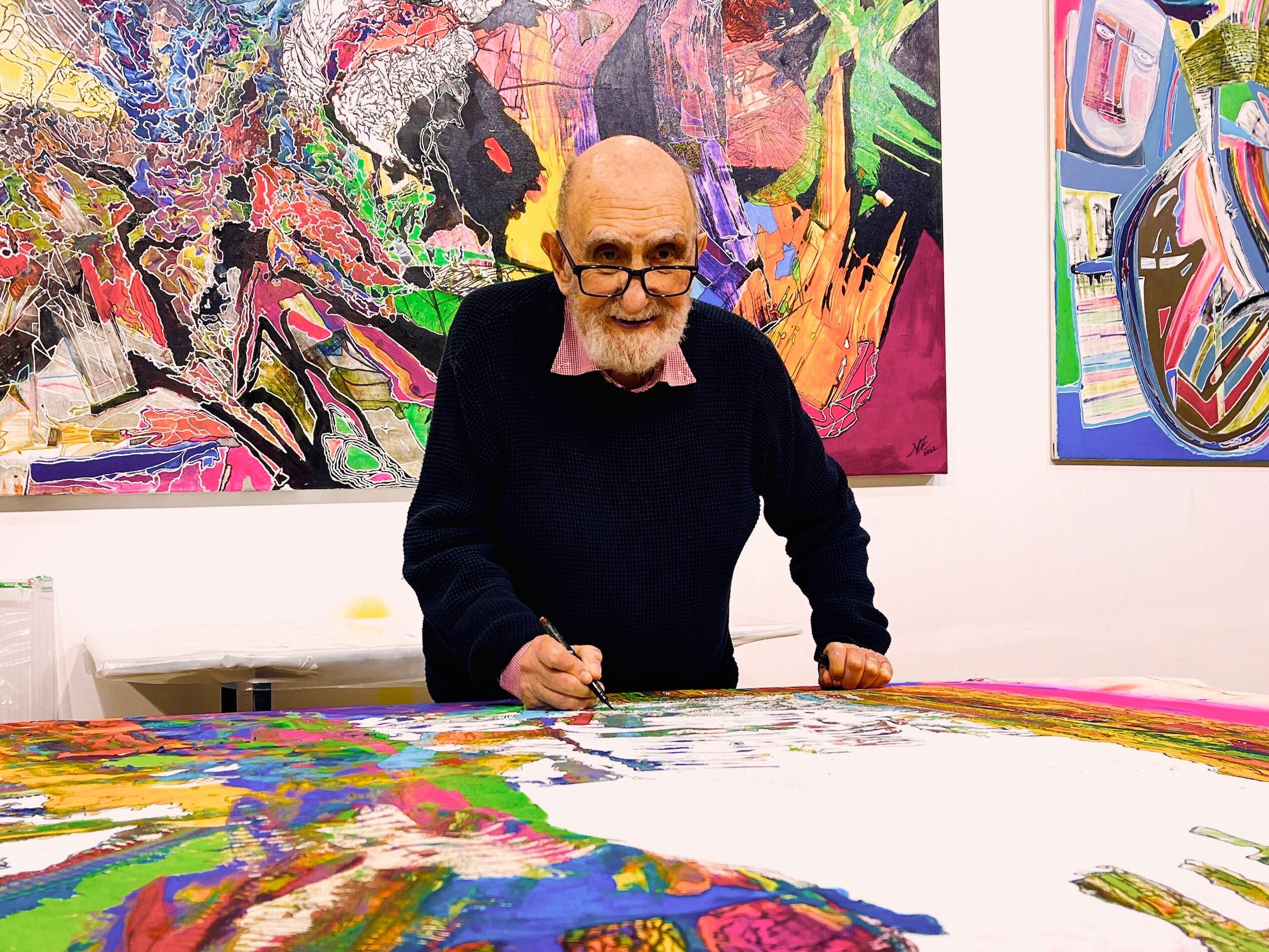 "Yuyo" Noé ahora, pintando en su taller un cuadro de seis metros.