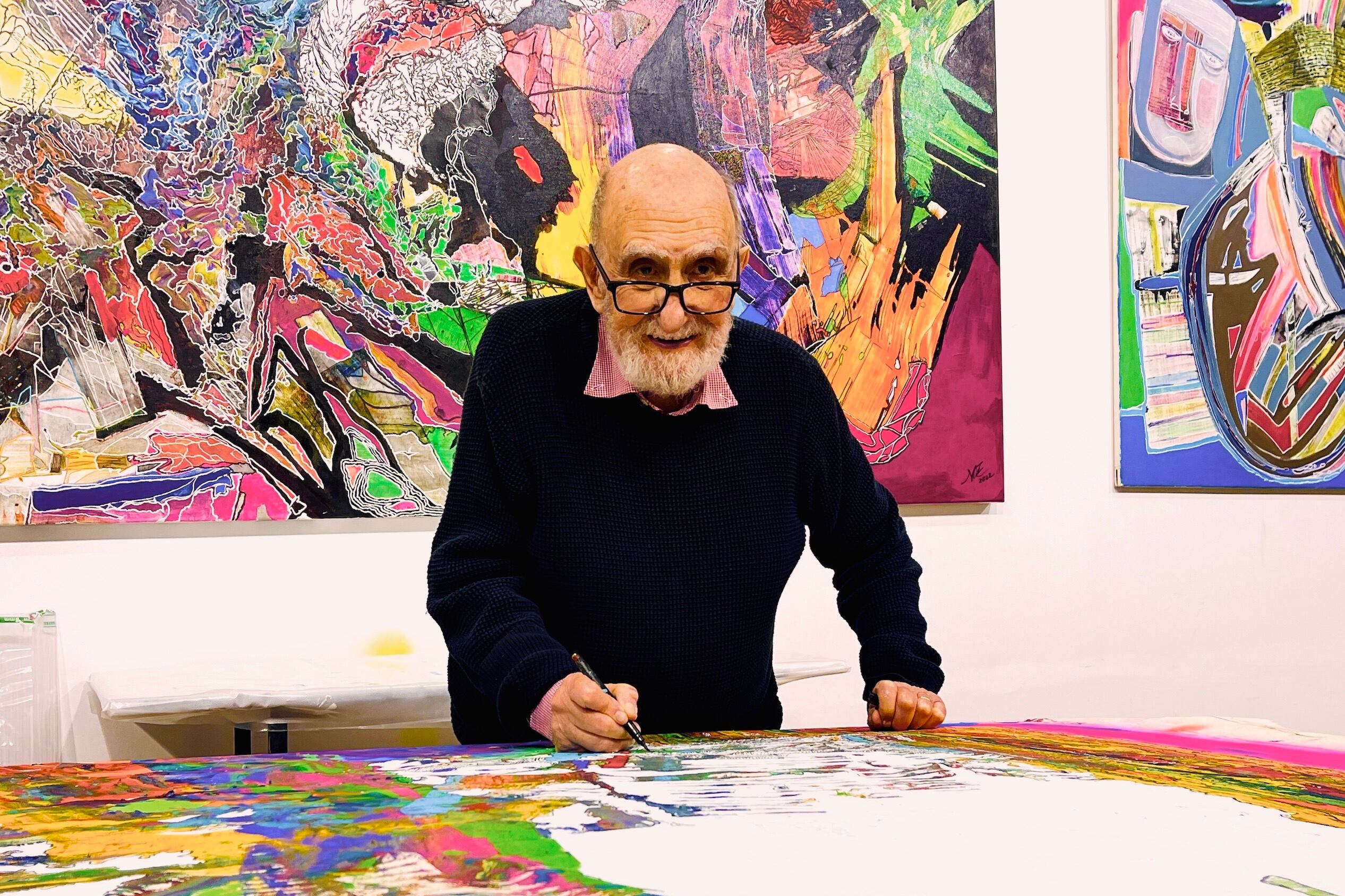 "Yuyo" Noé ahora, pintando en su taller un cuadro de seis metros.