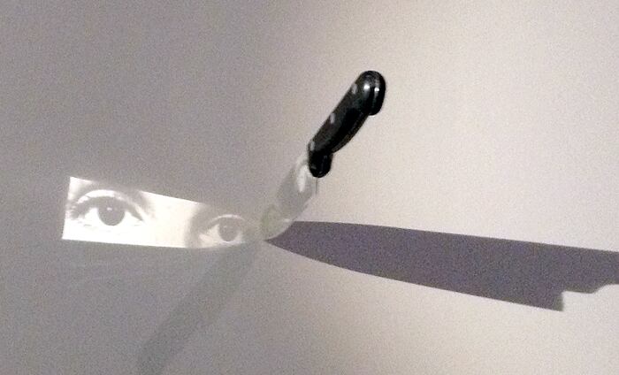 Graciela Sacco; transferencia de imágenes sobre objetos, luces y sombras.