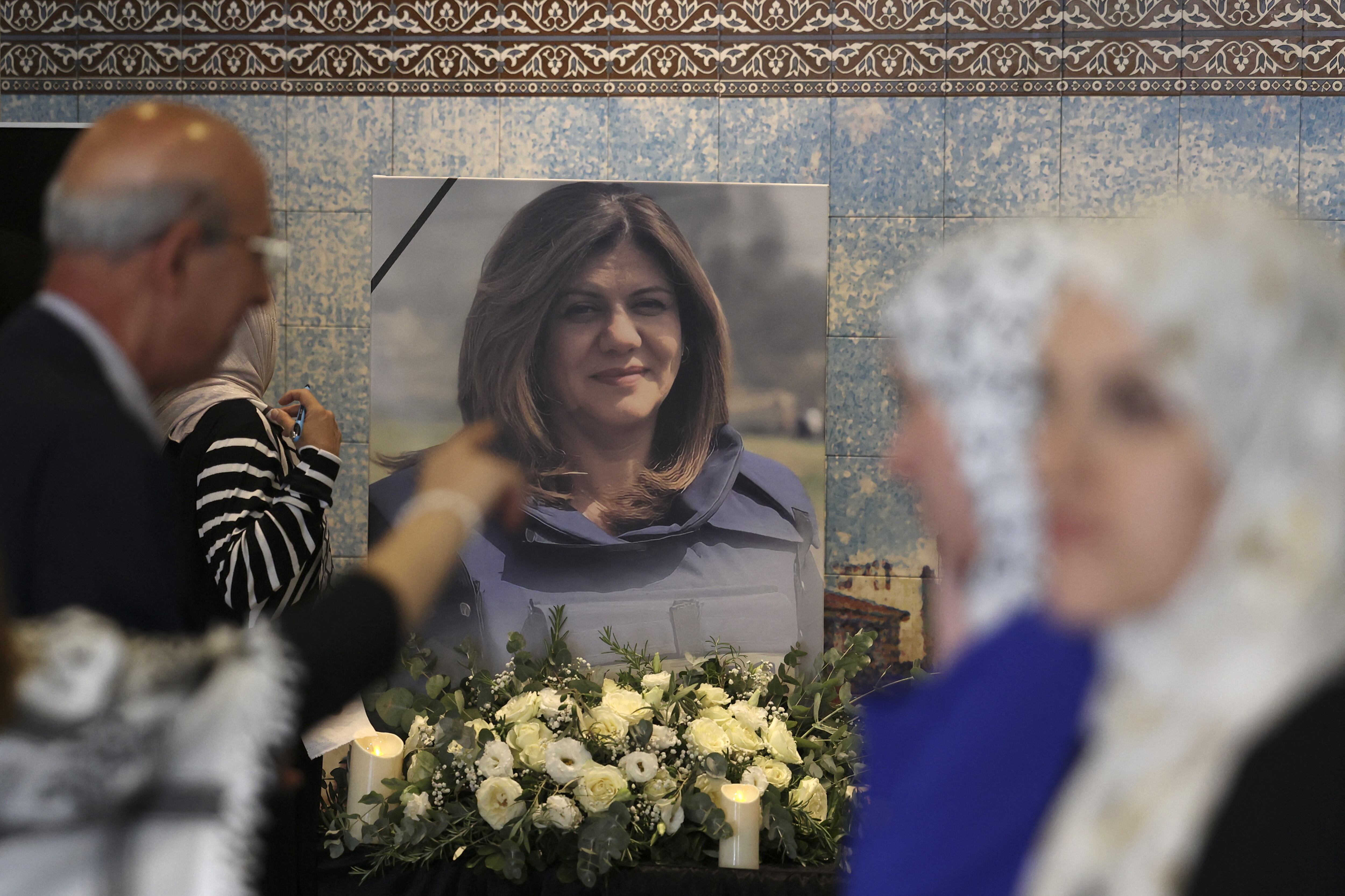 El retrato de Shireen Abu Akleh exhibido durante la misa de su velorio en una iglesia de Jerusalén.
