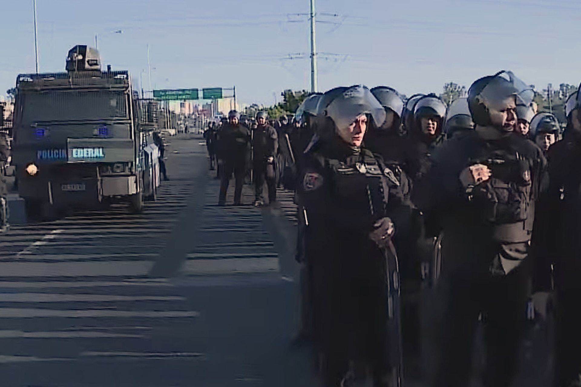 Feriantes de La Salada cortaron Puente La Noria