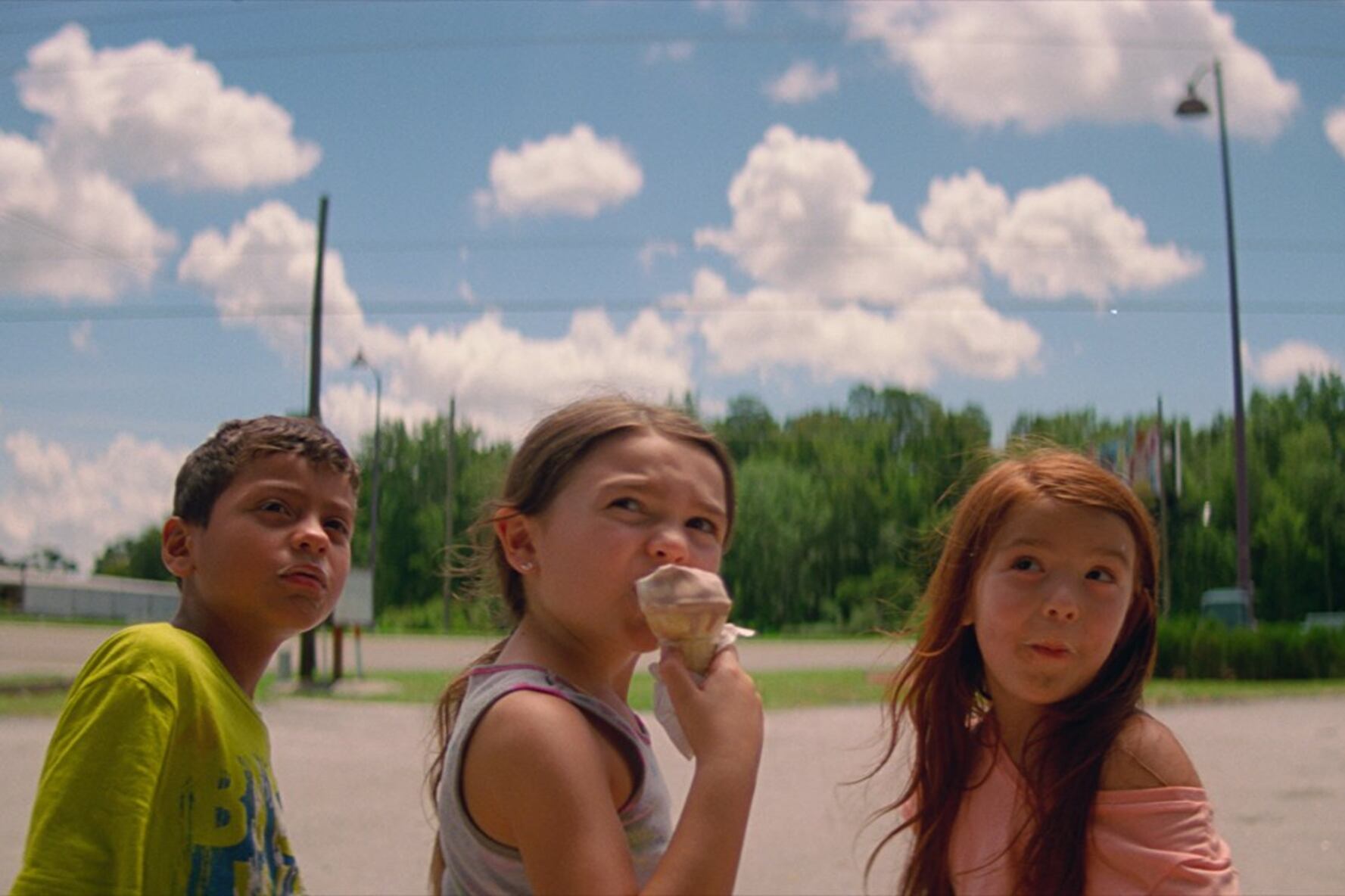 La pequeña Moonee (Brooklynn Prince), lidera esta fantástica pandilla chicos en un complejo.