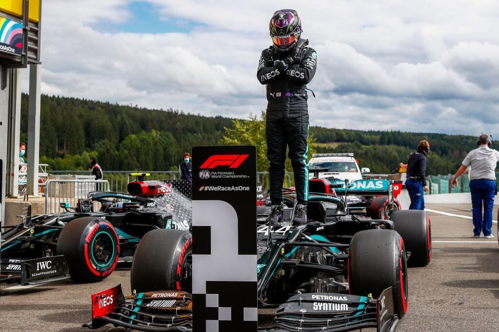 Lewis Hamilton sería uno de los pilotos a los que alcanzaría el tope salarial.