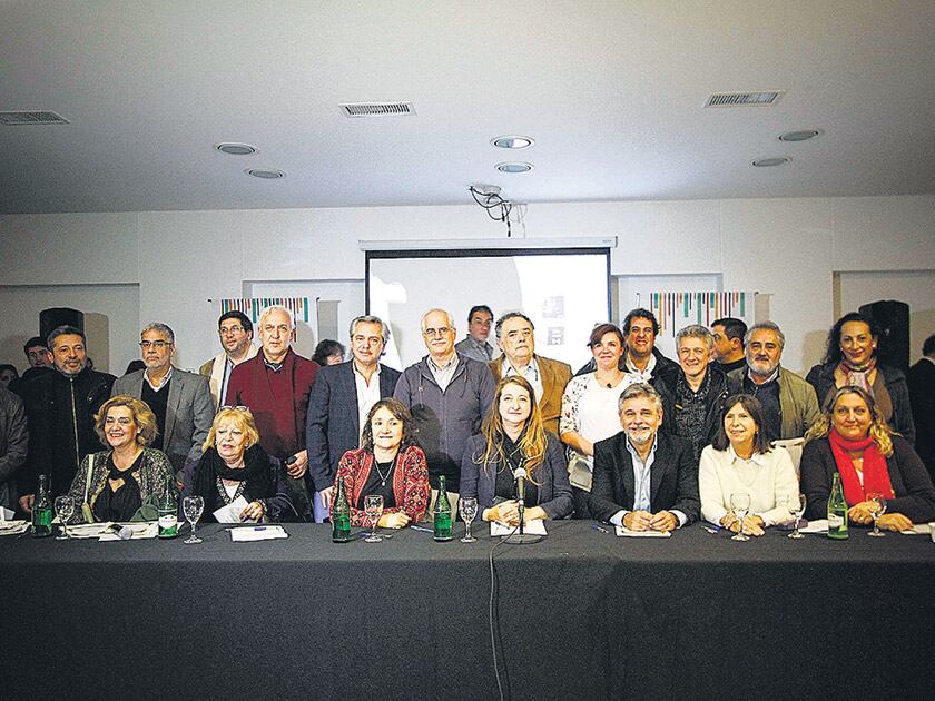 Los peronistas porteños y sus aliados firmaron en la UMET un documento con sus propuestas de campaña.