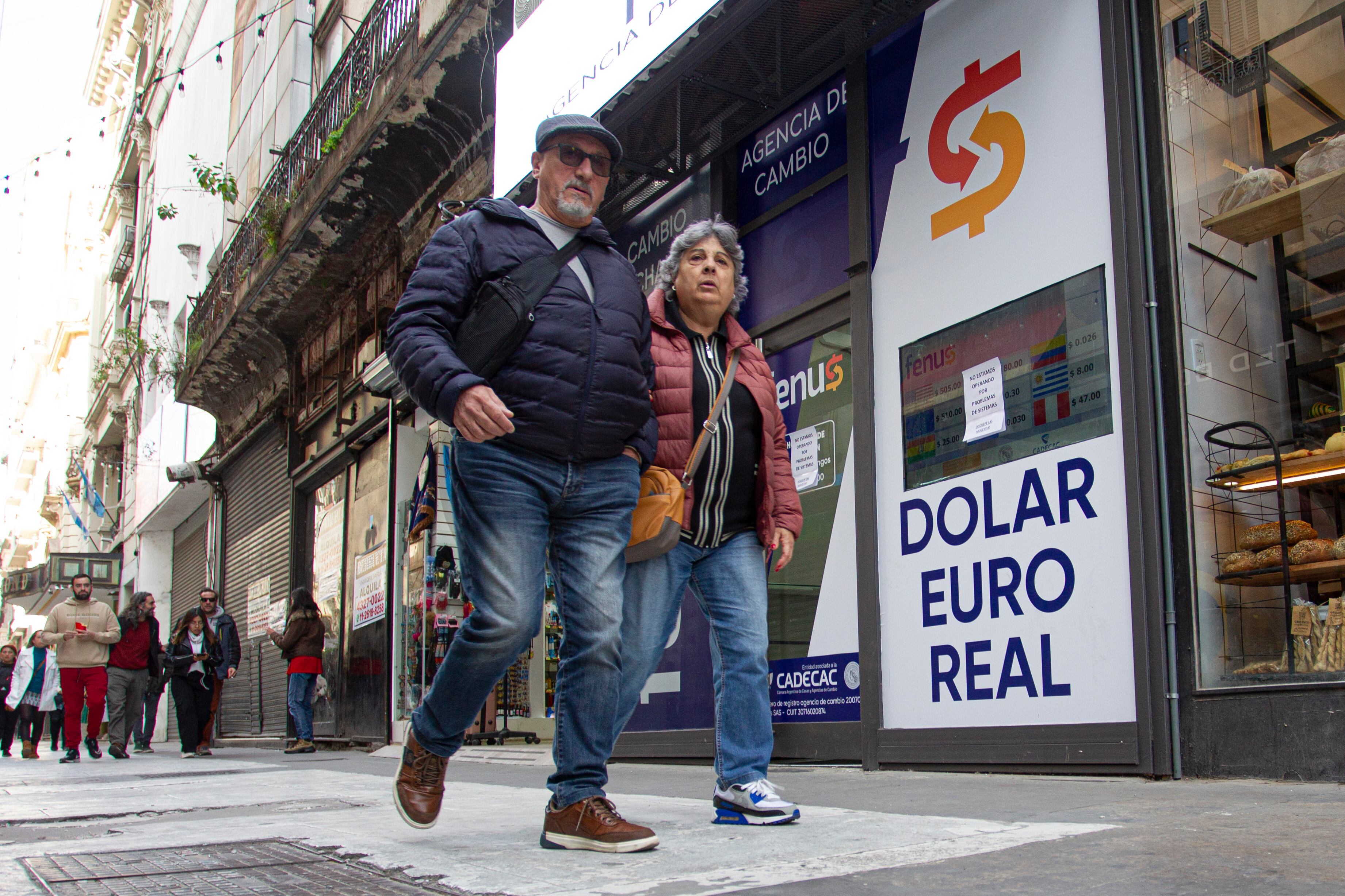 El dólar contado con liquidación bajó cerca del 1,1 por ciento para ubicarse en 1257 pesos, y el mep retrocedió 1,3 por ciento a 1242 pesos.