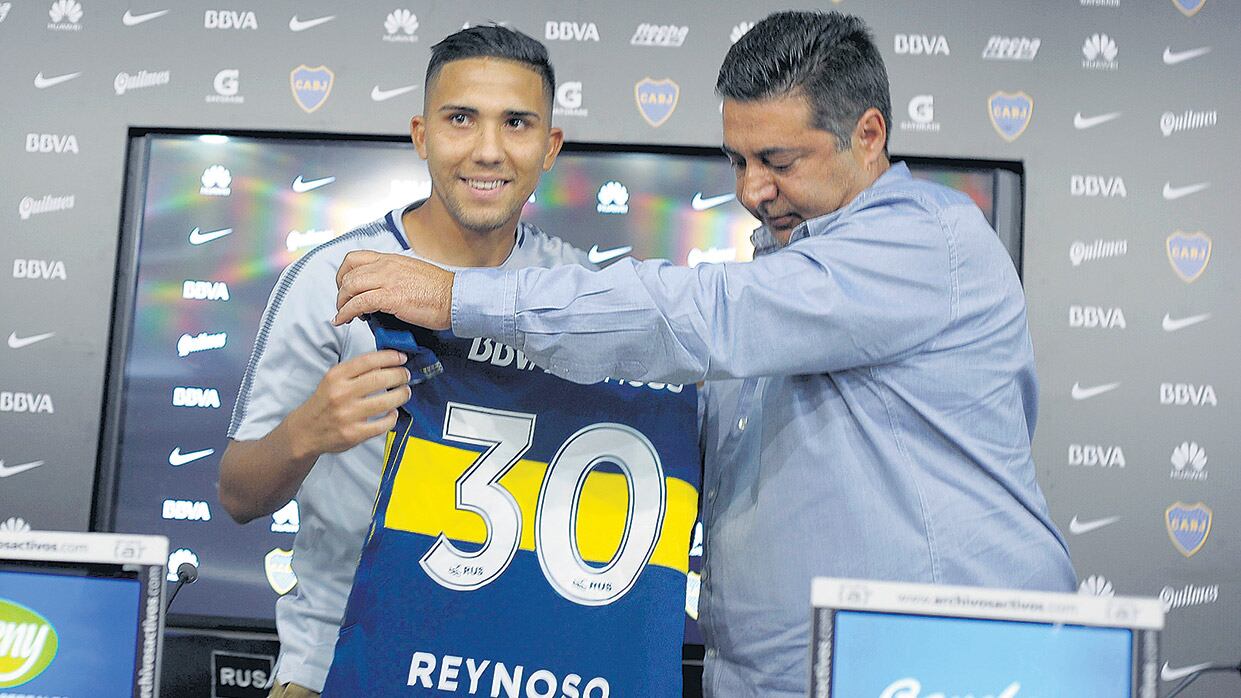 Daniel Angelici y Emanuel Reynoso, ayer durante la presentación oficial.