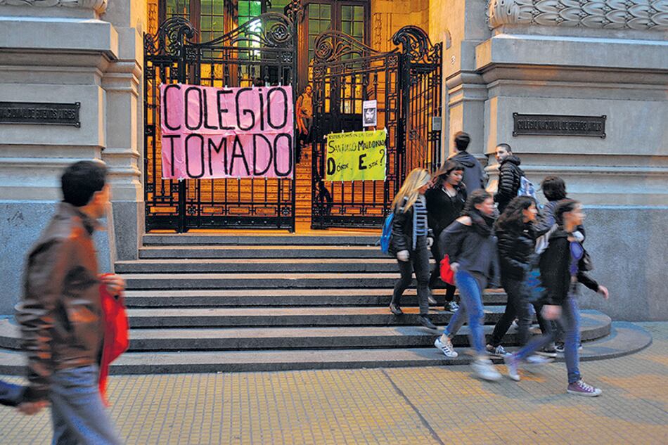 El abuso contra una chica de 14 años ocurrió durante la toma de la escuela.