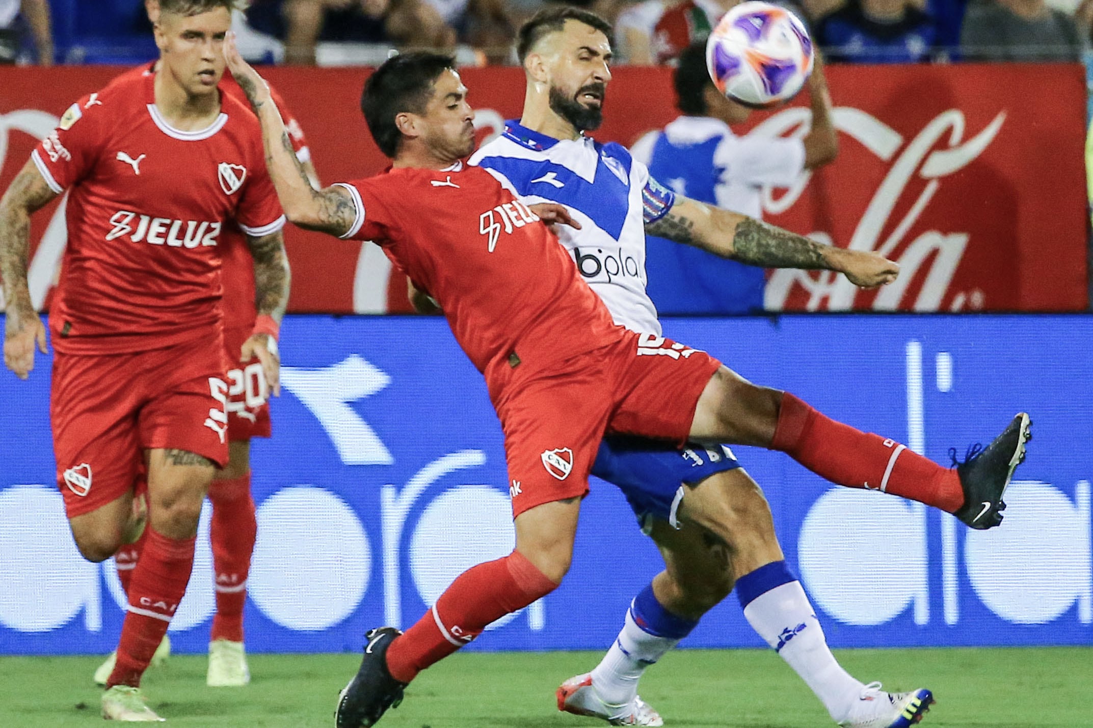 Damián Pérez lucha con Pratto.