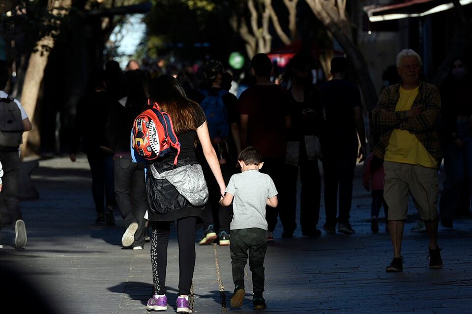 En este caso la niña no pierde contacto con su madre biológica.