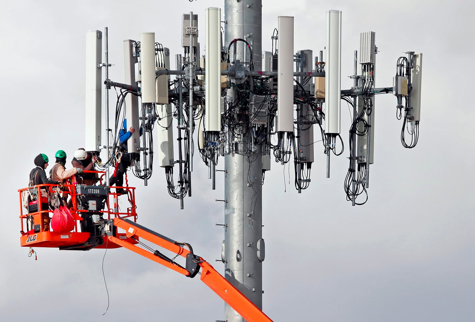 Medios y redes sociales invaden a diario y alientan al consumismo, en lo cultural y lo político.