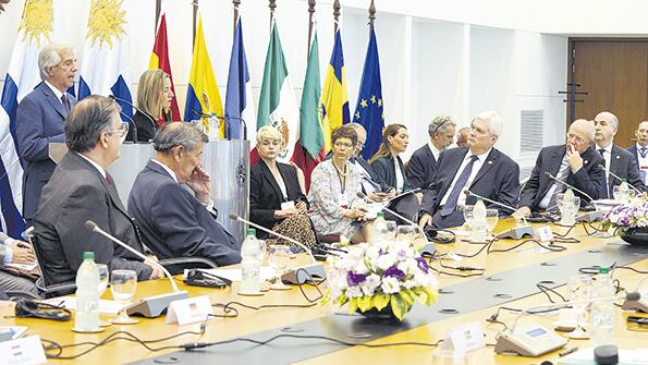 Tabaré Vázquez y Federica Mogherini encabezaron el encuentro de ayer de cancilleres en Montevideo.