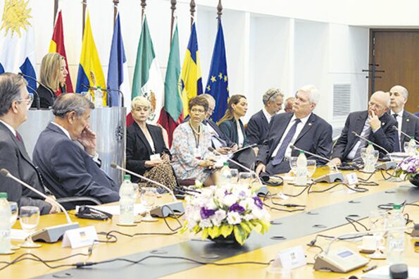 Tabaré Vázquez y Federica Mogherini encabezaron el encuentro de ayer de cancilleres en Montevideo.