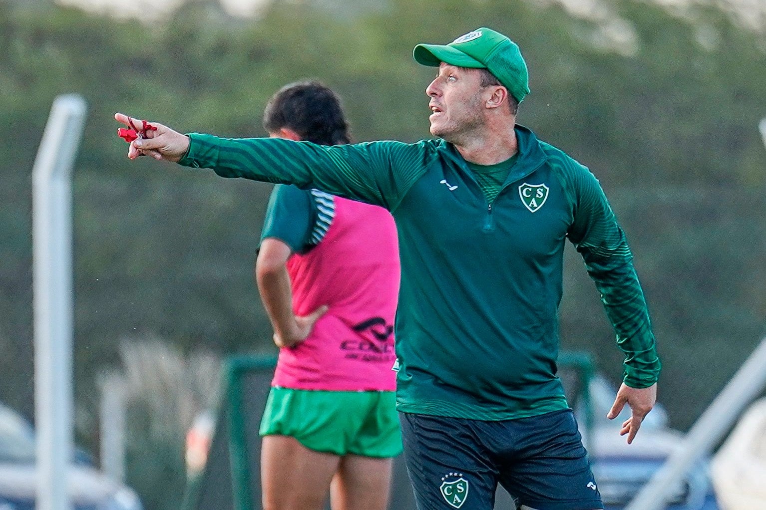 Israel Damonte da indicaciones al plantel del Verde