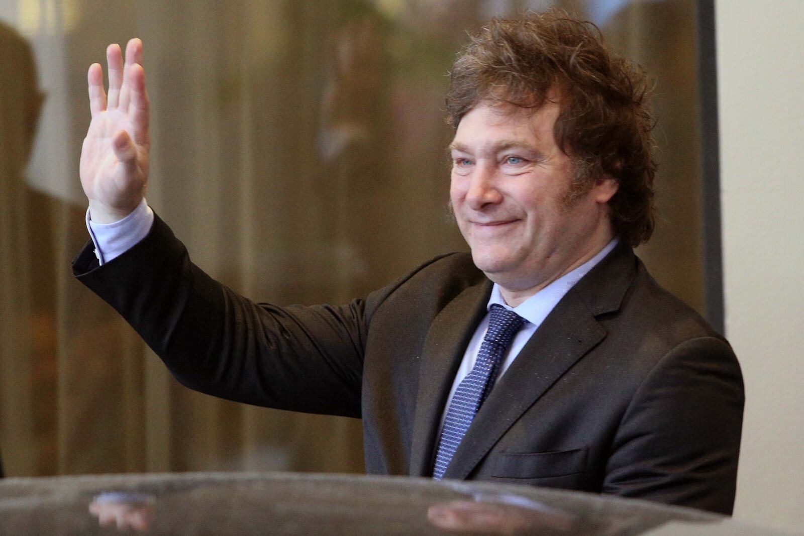 Milei viaja acoampañado por Rafael Grossi, titular de la Agencia Internacional de la Energía Atómica