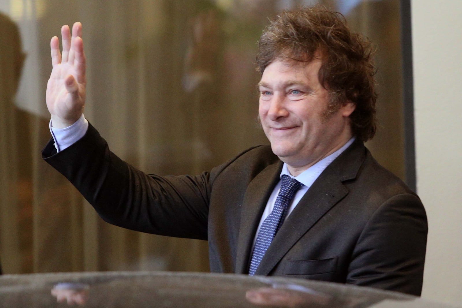 Milei viaja acoampañado por Rafael Grossi, titular de la Agencia Internacional de la Energía Atómica