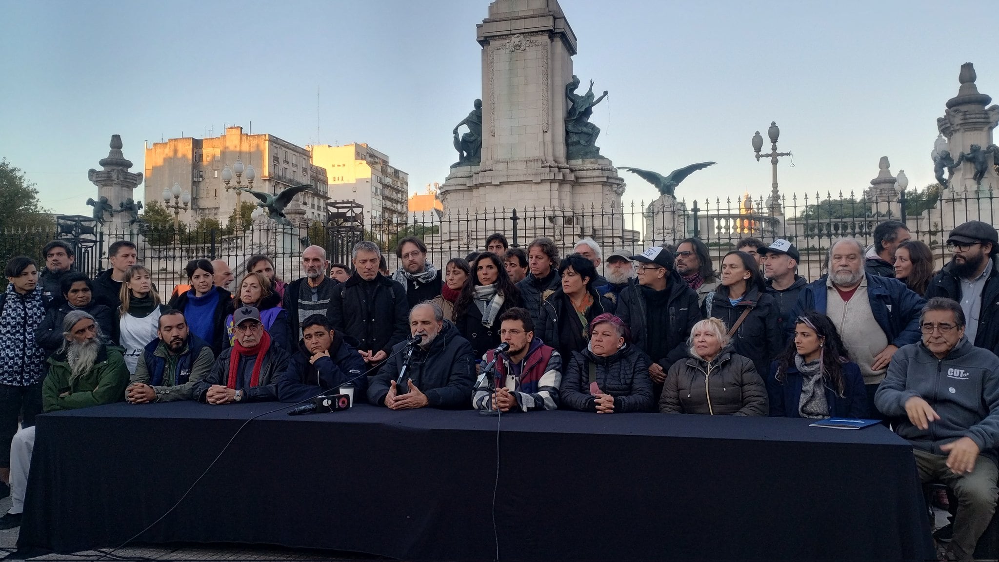La conferencia de prensa de los movimientos sociales después de los allanamientos.