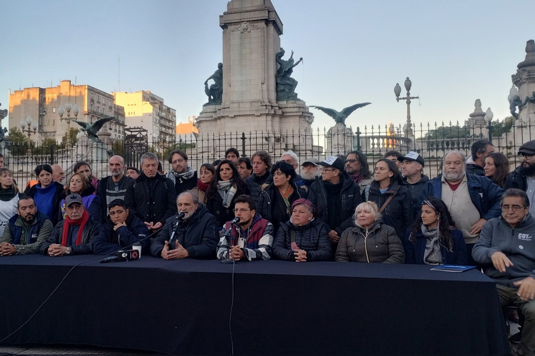 La conferencia de prensa de los movimientos sociales después de los allanamientos.