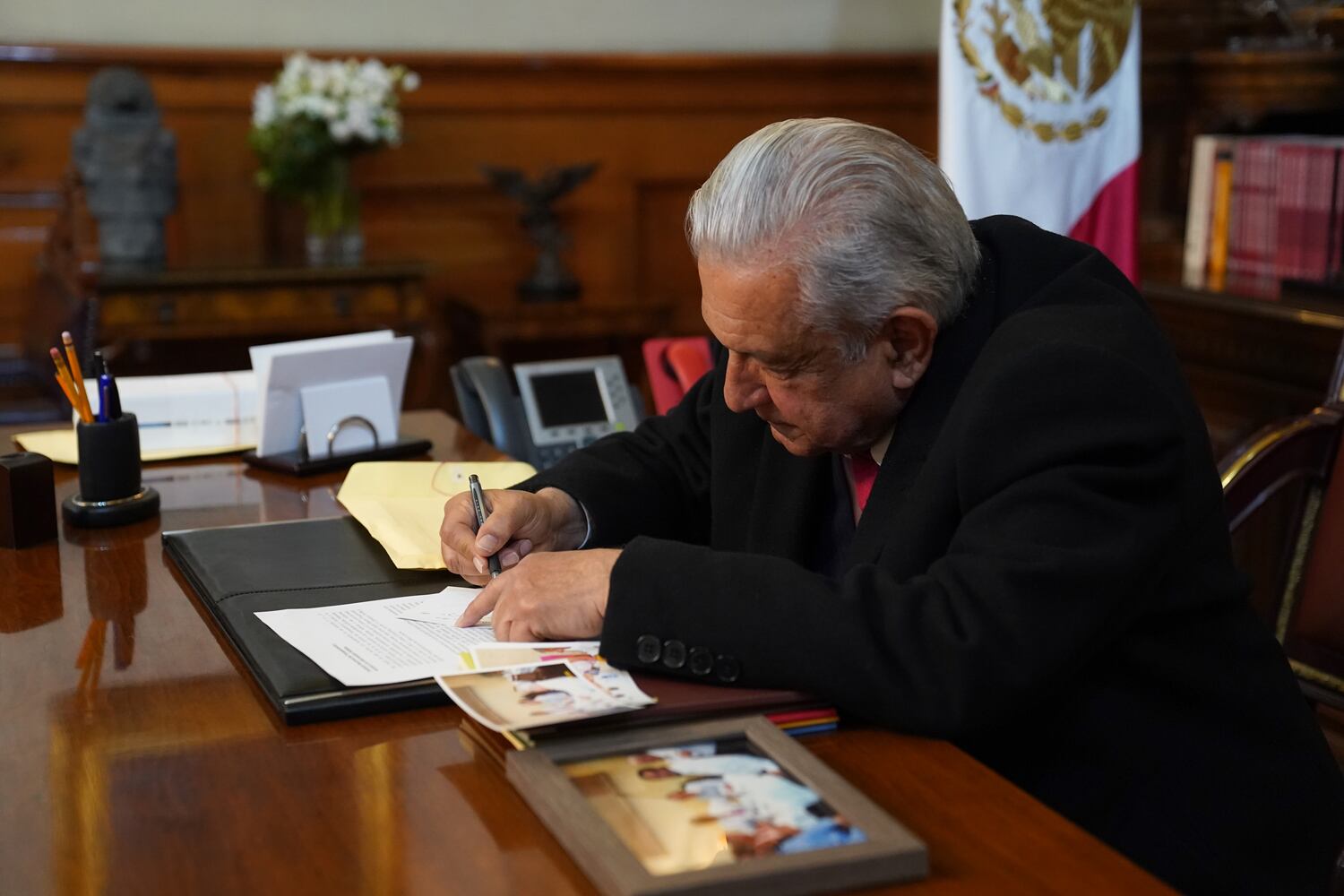 AMLO en el palacio de gobierno, el 3 de abril / Facebook de Andrés Manuel López Obrador