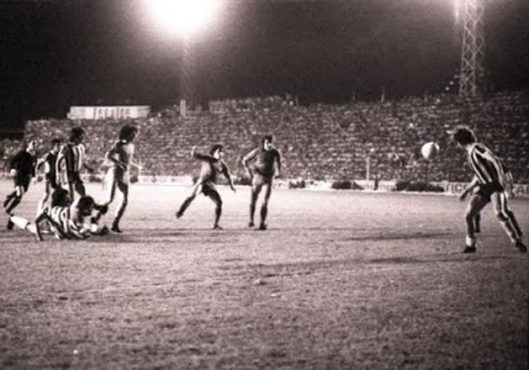 La pelota ya viaja a la red desde la pierna de Bochini para el empate con tres jugadores menos que le dio el título a Independiente.