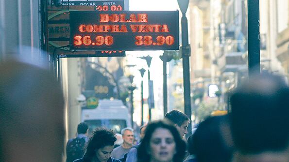Sandleris aprovechó el momento de menor tensión en la city para eliminar el piso de tasas y reducir el ritmo de ajuste de la banda cambiaria.