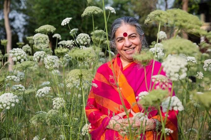 Vandana Shiva es doctora en Física y PhD en Filosofía de la Ciencia.
