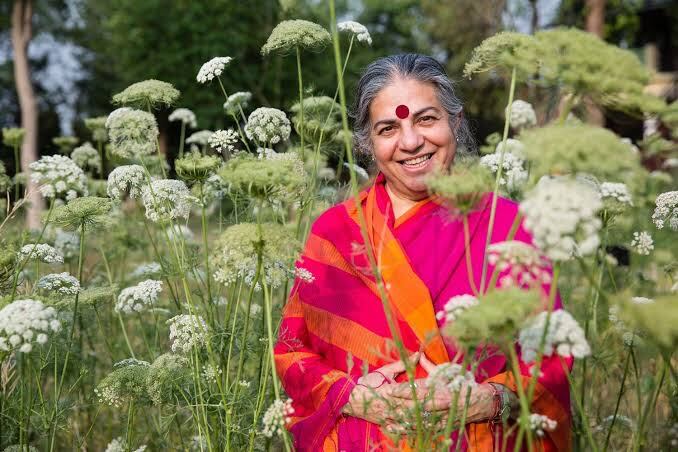 Vandana Shiva es doctora en Física y PhD en Filosofía de la Ciencia.