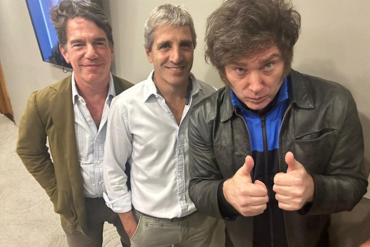 Nicolás Posse junto a Luis Caputo y Javier Milei antes de partir a los EE.UU.