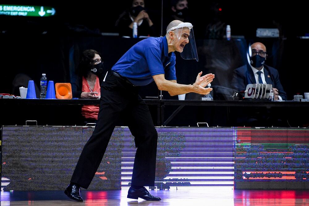Gabriel Piccato en acción, dirigiendo a Hispano en la Liga Nacional.
