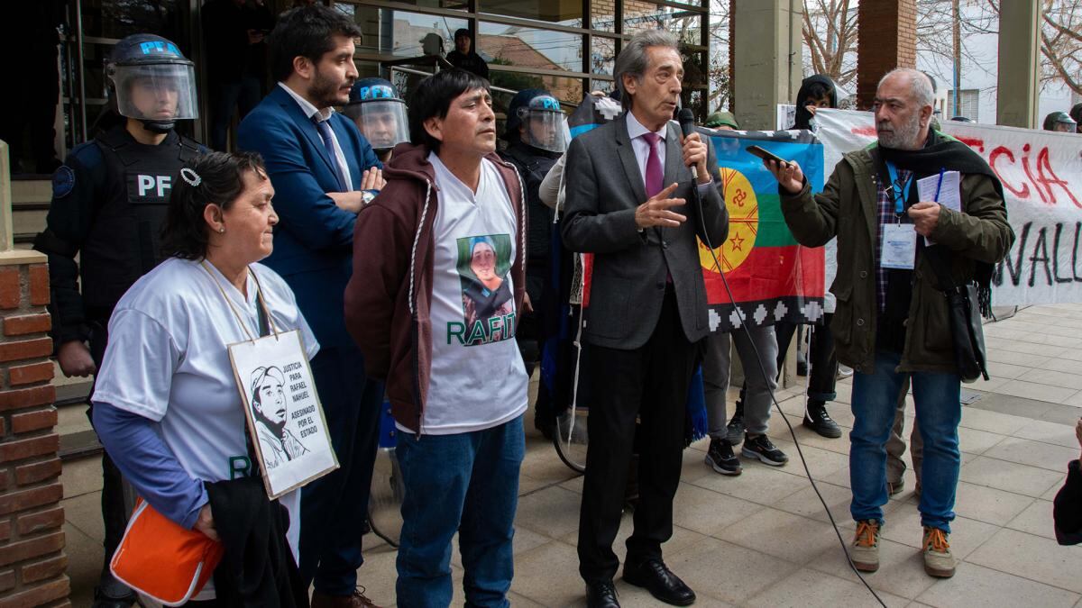 La madre y el padre de Nahuel, con los  abogados Rubén Marigo y Ezequiel Palavecino.