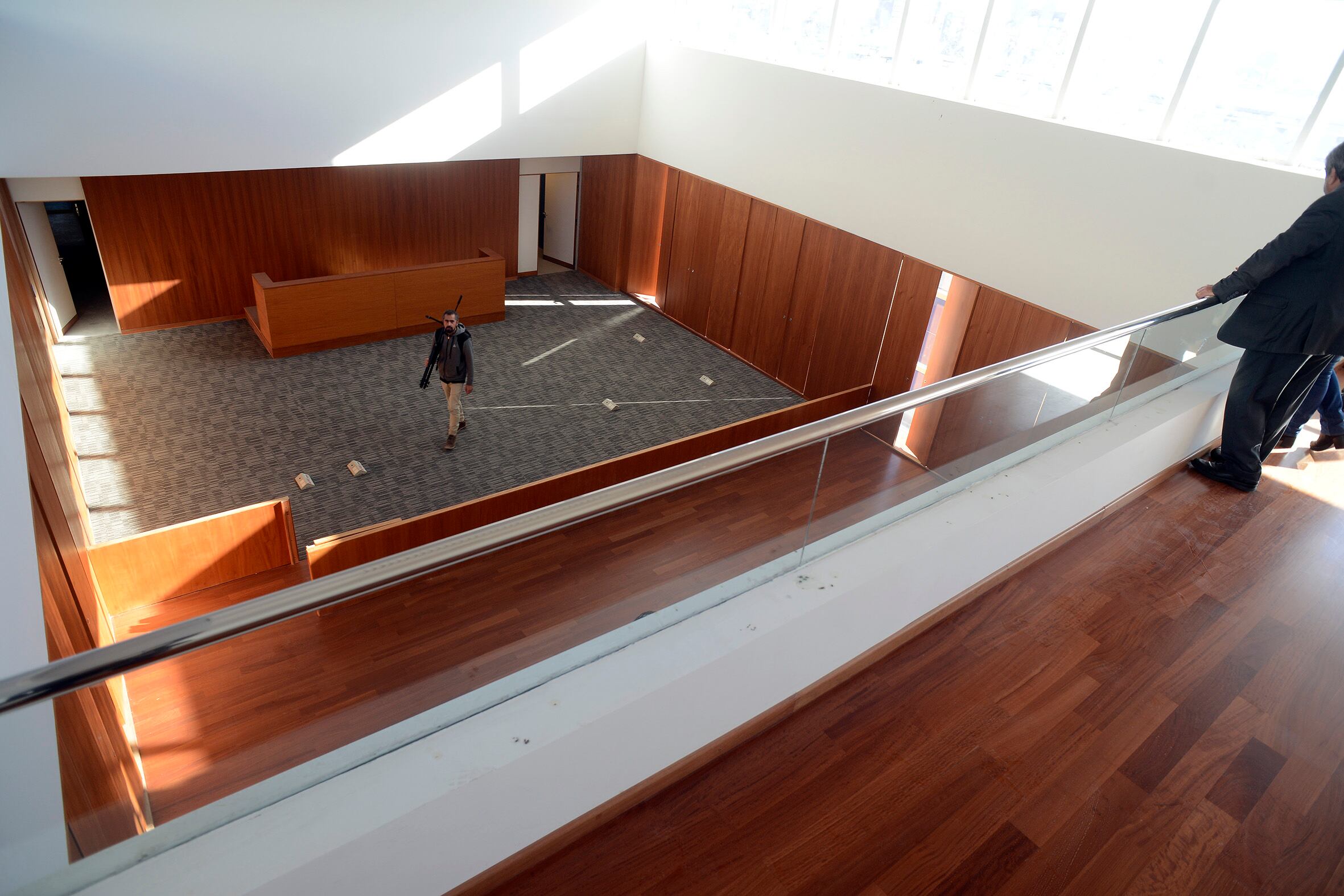 La sala de audiencias tiene un amplio palco para el público, y esa es otra ventaja.