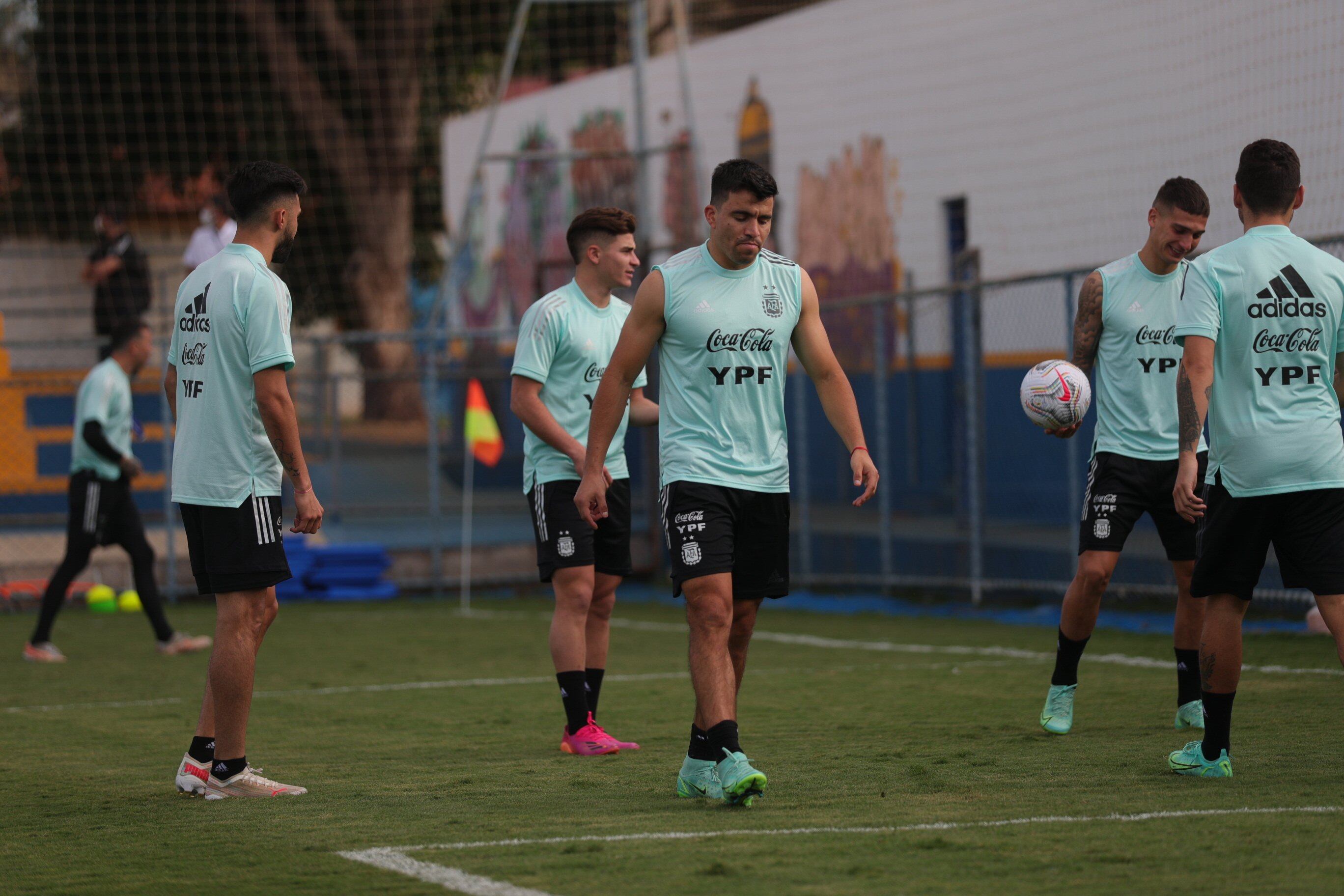 Práctica de la Selección. Acuña (centro) volverá a ser titular.