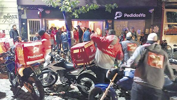 Los trabajadores despedidos se concentraron en la calle Gurruchaga al 1700, en Palermo.