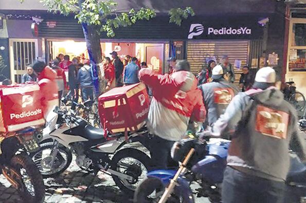 Los trabajadores despedidos se concentraron en la calle Gurruchaga al 1700, en Palermo.