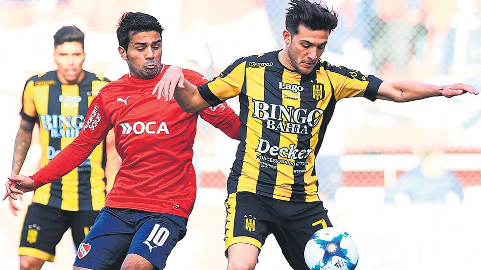 Erviti, una de las llaves del juego del Rojo, lucha por la pelota con Pizzini.