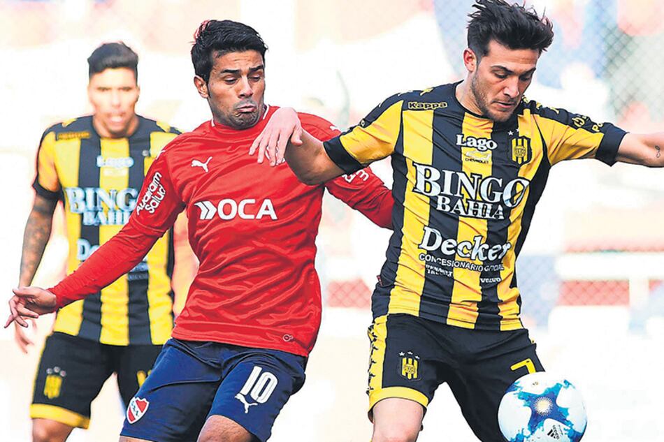 Erviti, una de las llaves del juego del Rojo, lucha por la pelota con Pizzini.