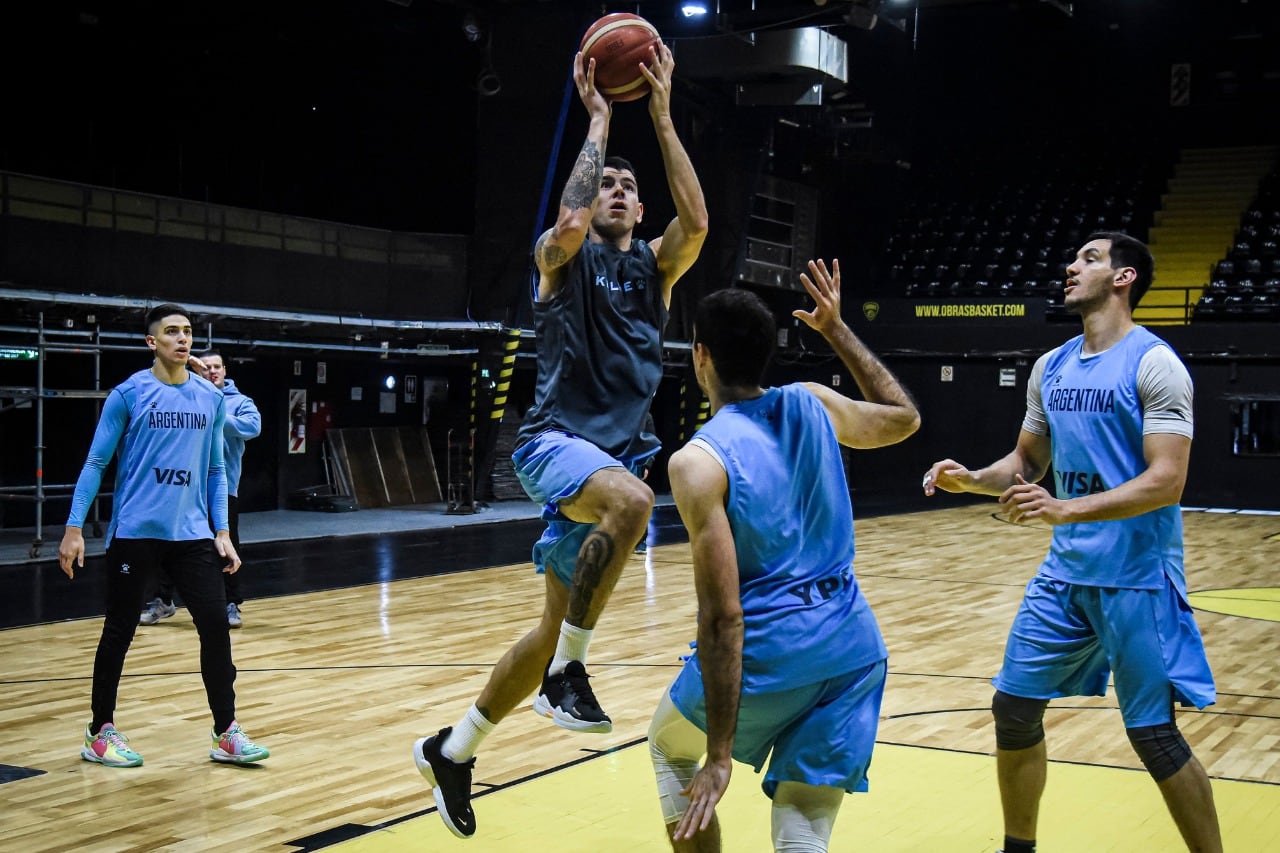 Gabriel Deck dibuja en la pintura. El santiagueño viene de anotar 27 puntos ante Puerto Rico