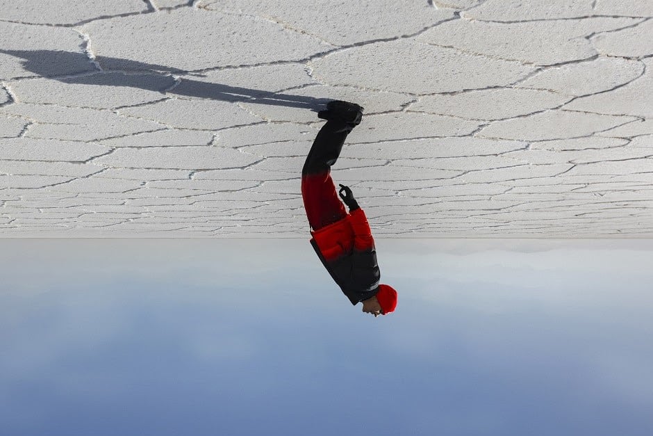 El tiempo que propone Ameri se siente tan llano como la portada, con relatos fuera de sincro y un fronteo a los "ops" que ya se siente viejo