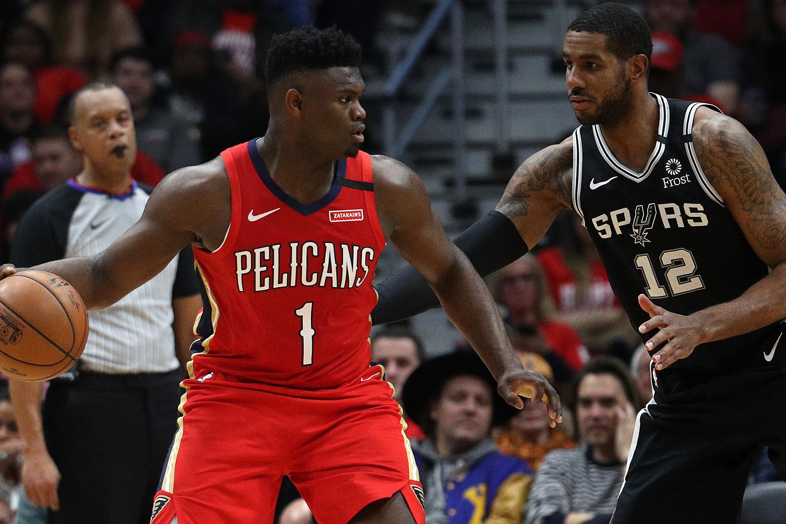Zion Williamson maniobra ante LaMarcus Aldridge, en su debut en la NBA.