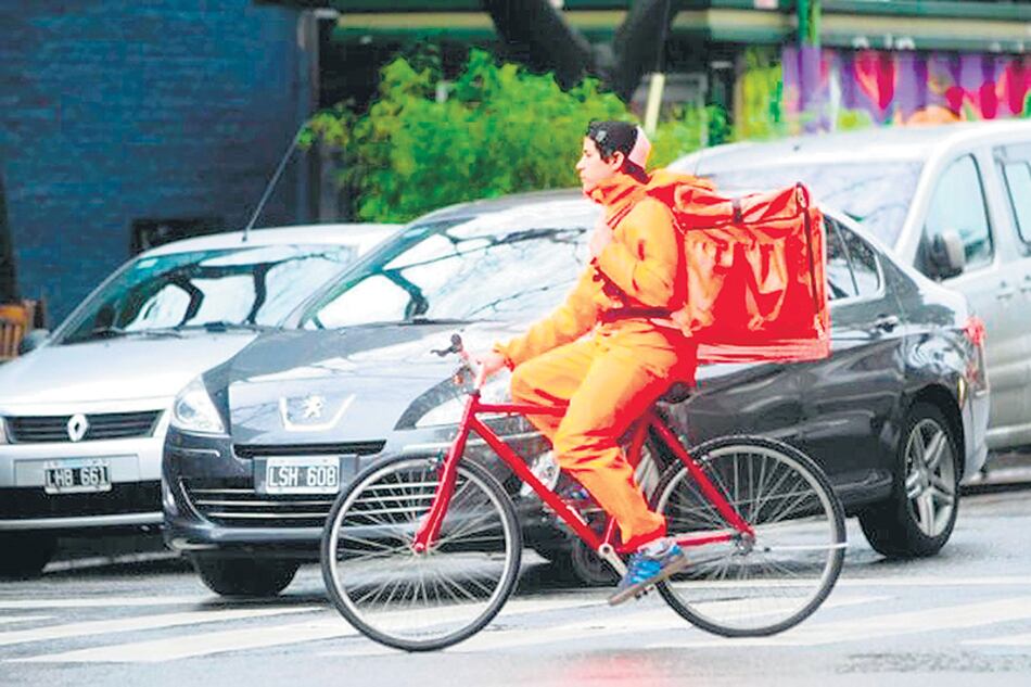 Rappi y Glovo operan como plataformas virtuales que vinculan a clientes y vendedores mediante mensajeros.