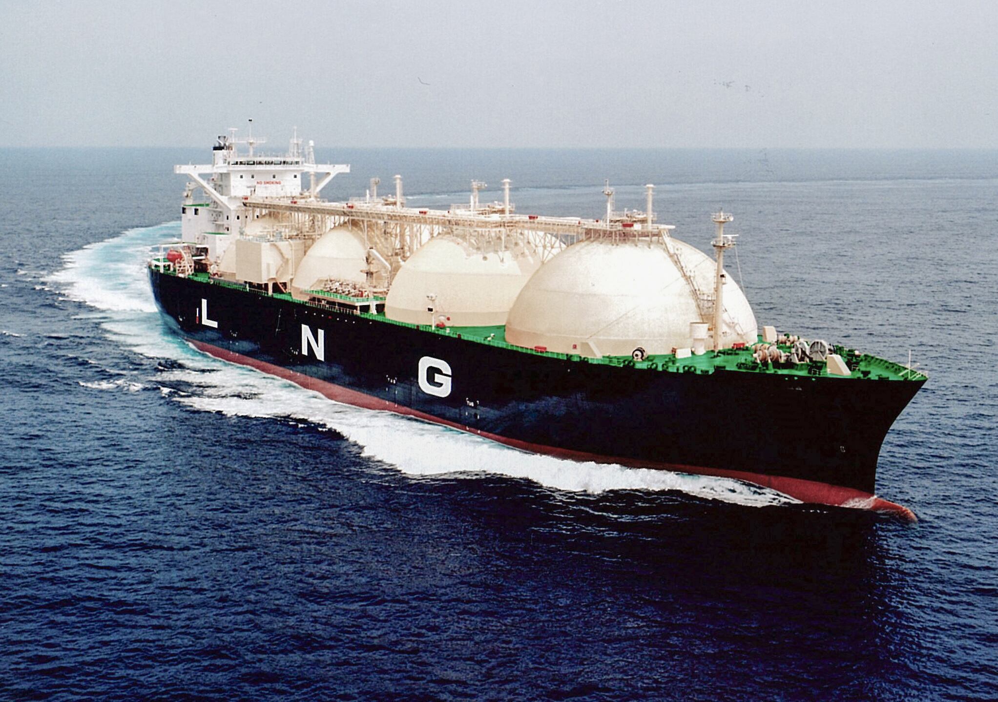 La factura de cada barco de gas licuado llega a 130 millones de dólares.